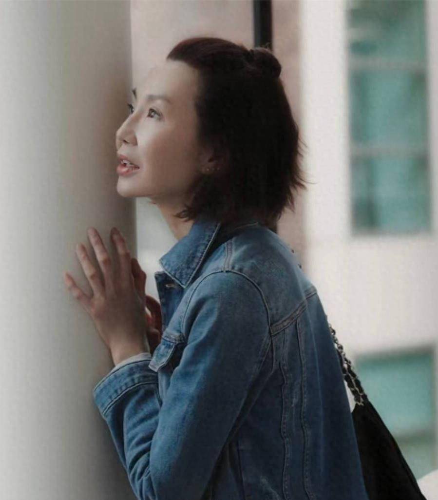 比如59岁的张曼玉,最近发布了一张生日照片,照片中他穿着休闲,但仍然