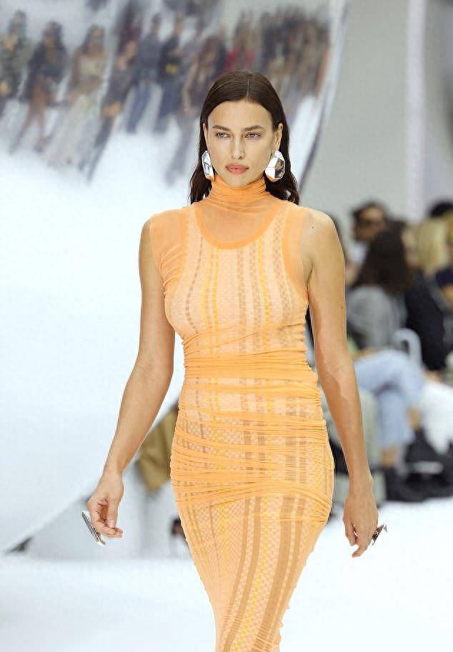 37岁c罗前任现身米兰时装周,身材坚挺,实力依然不俗_维多利亚_伊琳娜