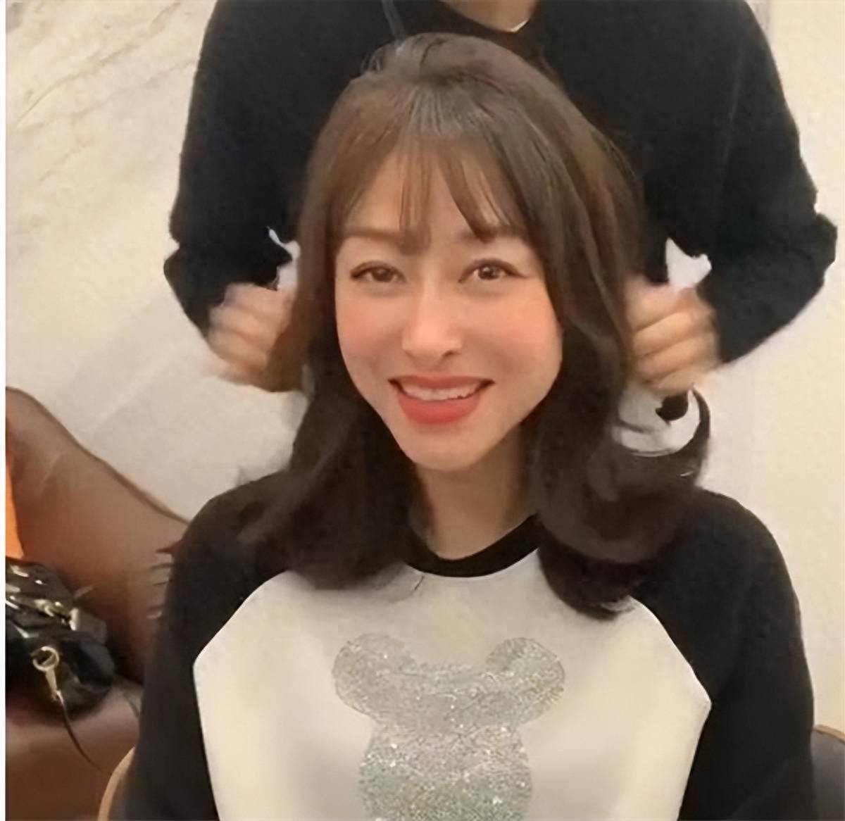 舒高已经46岁了,略施粉黛气色极好,再嫁大16岁老公,终获幸福_湖南台