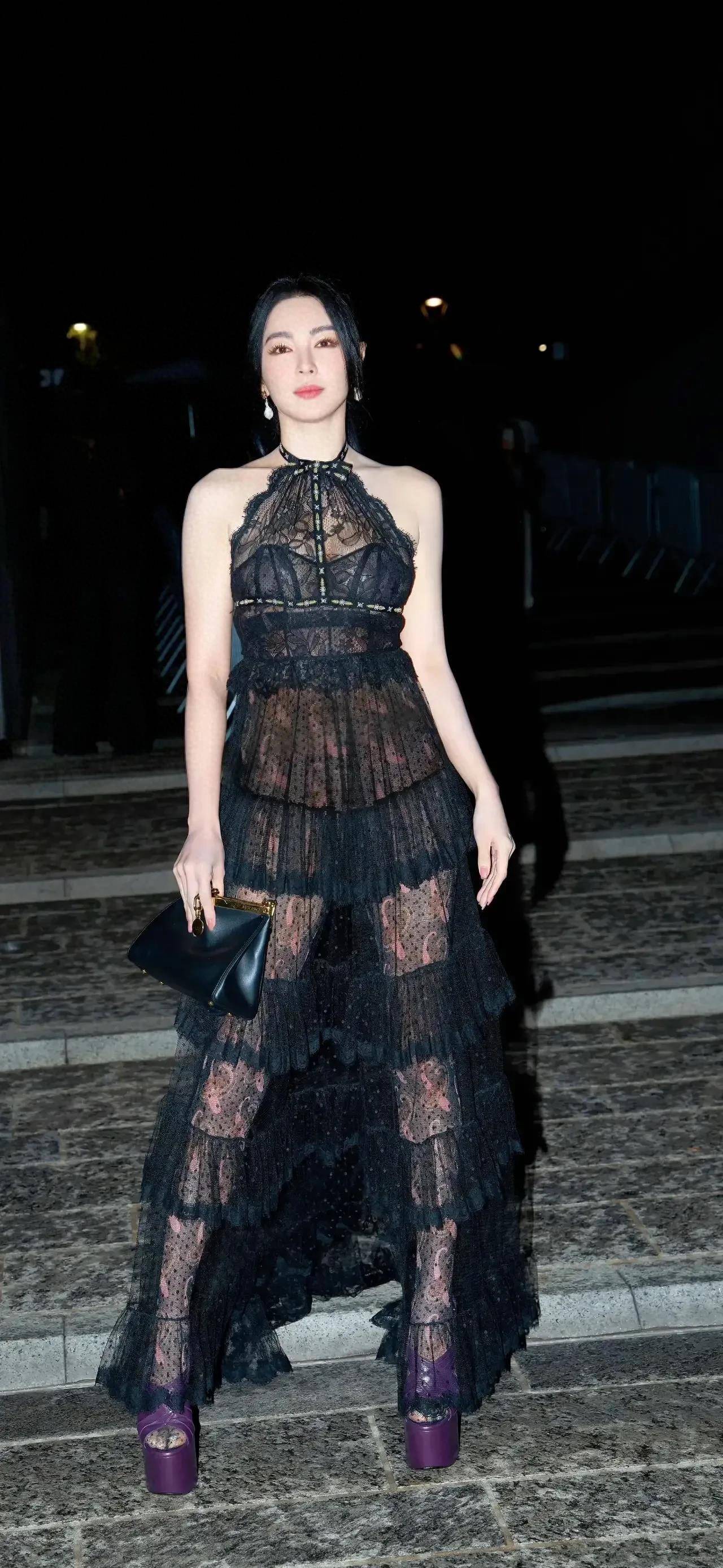 张雨绮身穿黑色透视蕾丝裙出席米兰时装秀引发热议,秀出好身材_电影