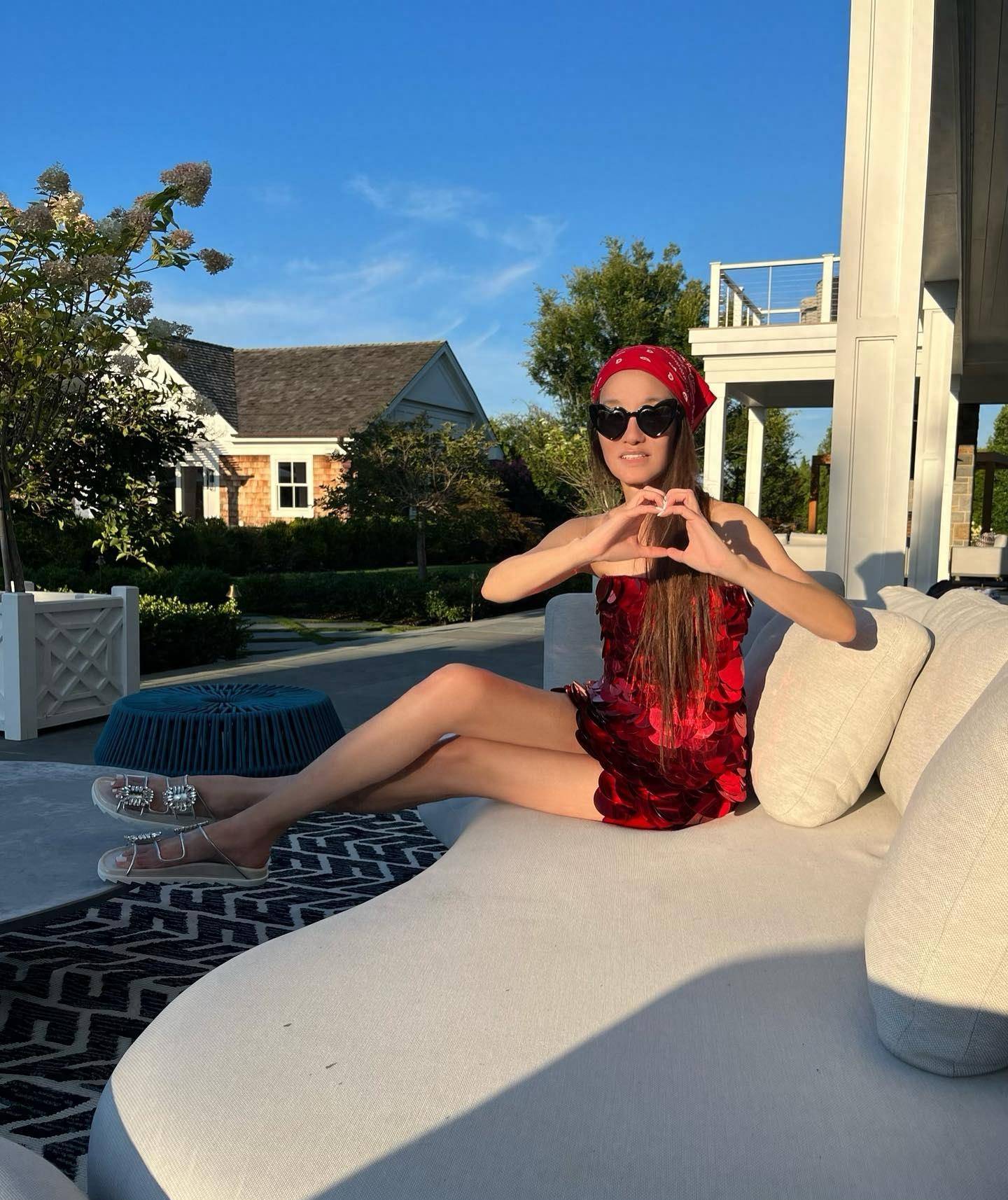 一身蓝白配秀少女身姿,这发量这身材确实绝了_vera_wang_米歇尔