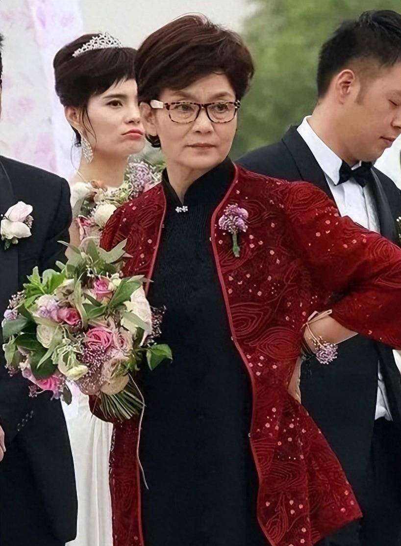 比潘虹小24岁的邓超抢镜!把头发换成长发,穿上吊带裙,秀出你的魅力!