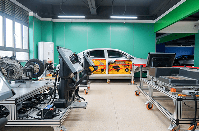 保证实训时间,定期开展阶段考试,学到的技能更扎实;教学设施设备精良