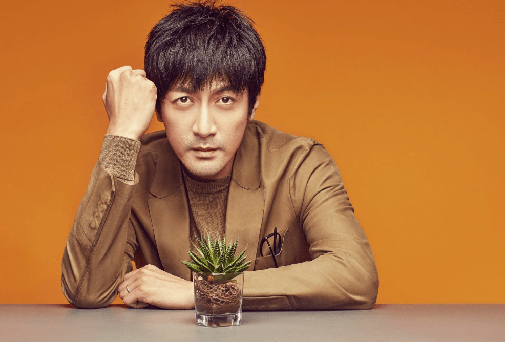 被传失踪半月,张鲁一低调现身坚如磐石发布会,身形消瘦胡子依旧_网友