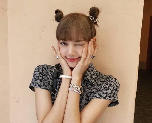 lisa晒疯马秀内场照,跪坐vip椅子表情享受,疑红袍裸身造型曝光_lisa