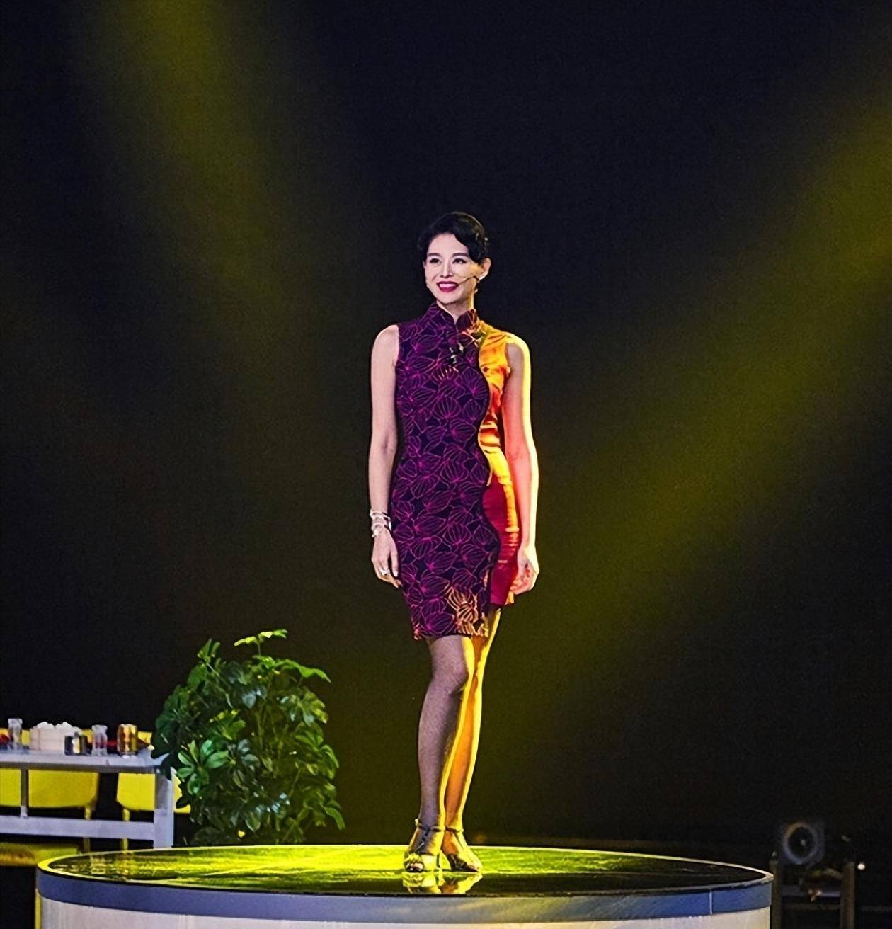 胡杏儿也开创了国风,黑色网袜搭配紫色旗袍,非常迷人!_时尚_女孩_服装