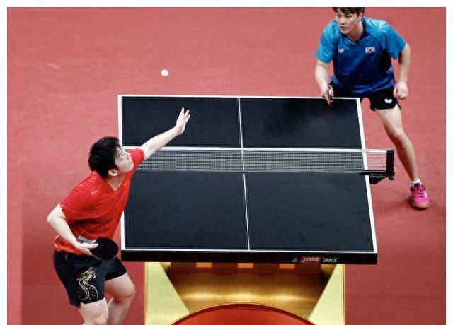 在亚运会男团决赛中,我们乒乓球运动员樊振东展现了一连串惊人的扣球