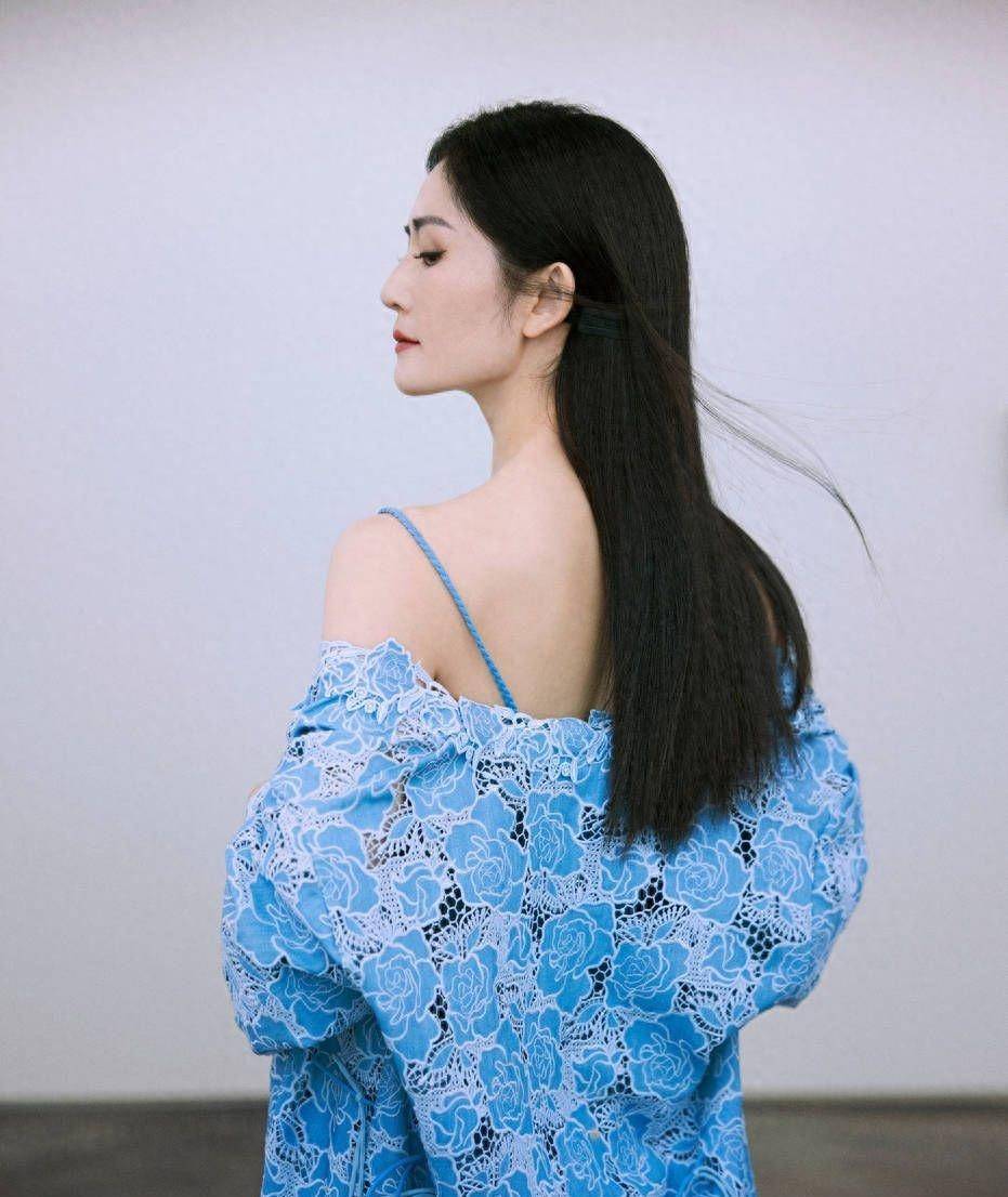 谢娜封面照尽显多才多艺的时尚魅力,侧脸精致,精致又大气