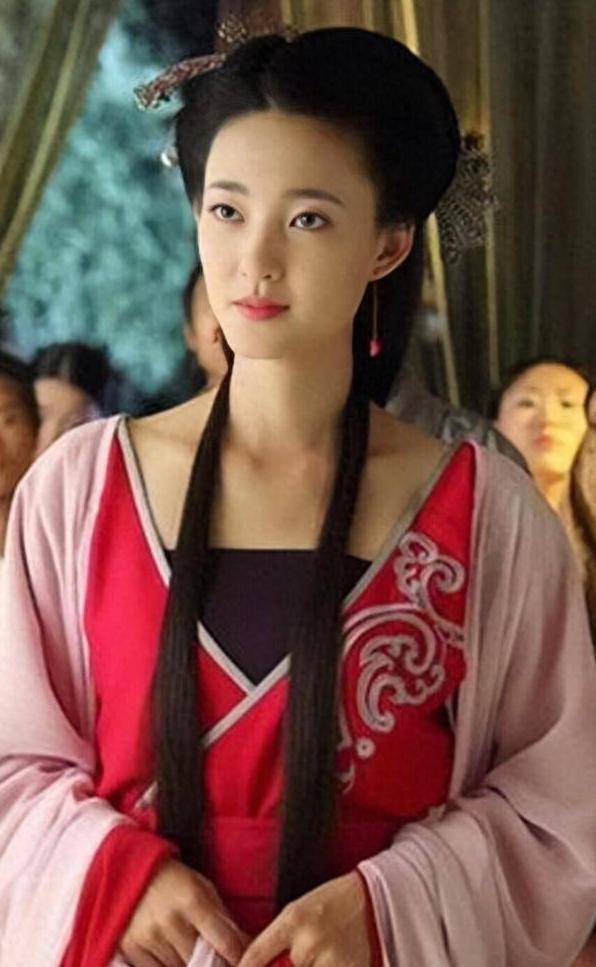 另外,王丽坤年轻时面部胶原蛋白并不饱满.