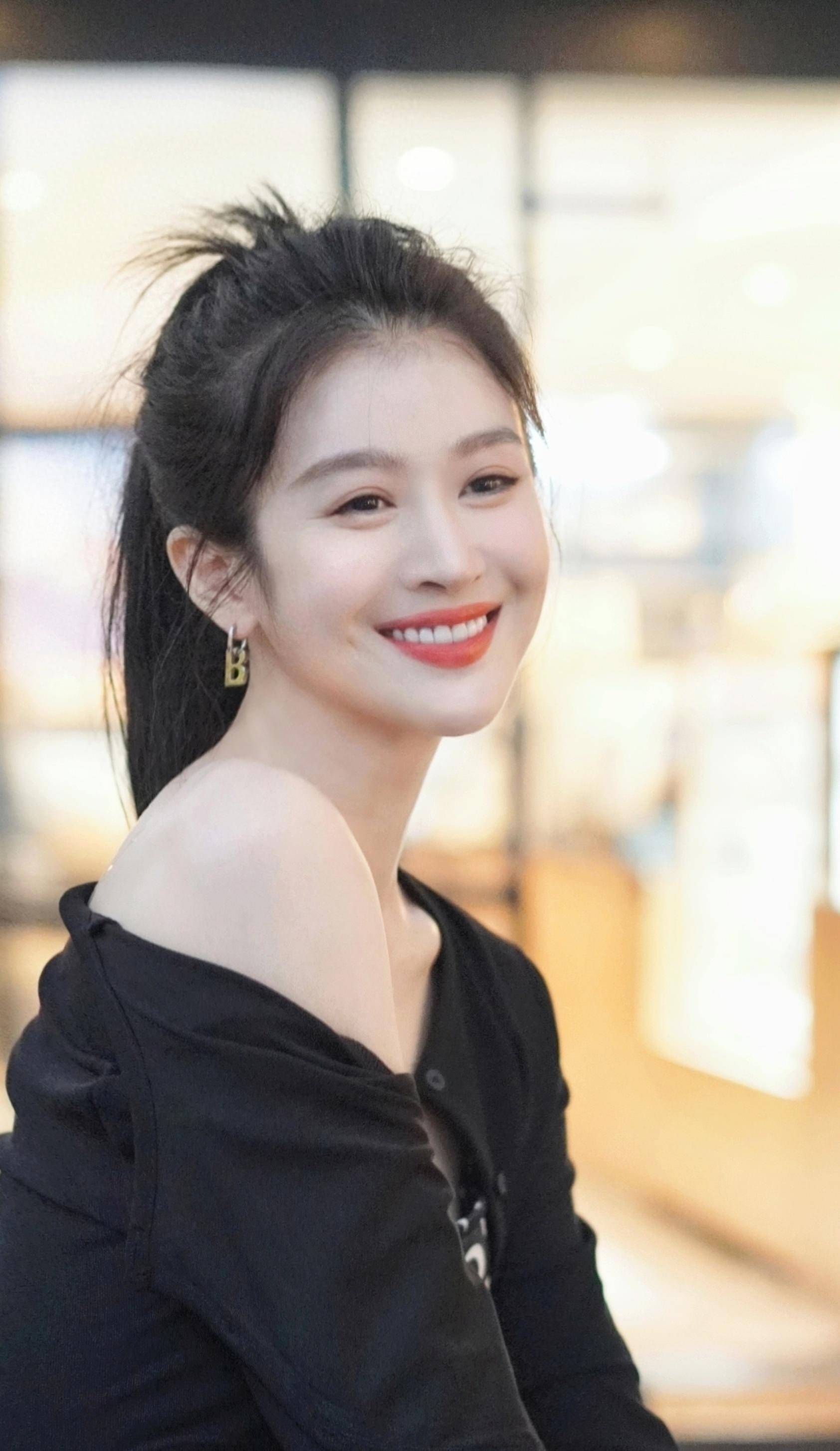 《罚罪》播出后还有人质疑林一霆整容,但看过她十年前的照片就会发现