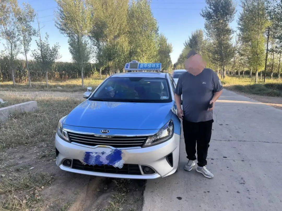 通辽一出租车超员拉孩童!严查!_车辆_小孩子_陈某某