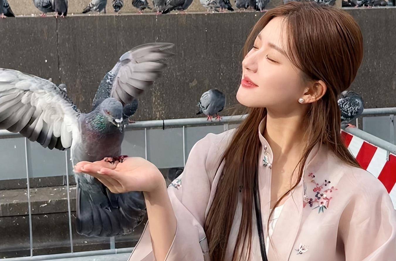 赵露思在国外穿汉服,衣服凌乱,裤腿满地都是泥,还和老外挽手_外国人