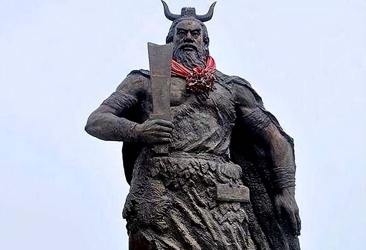 蚩尤雕像而战败的炎帝,则是派了部族首领前往黄帝所在的部落,与其谈