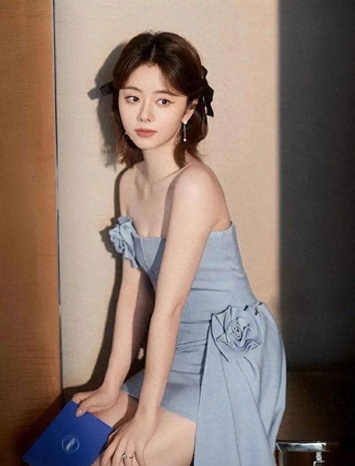 因为脸又圆又胖,谭松韵在视觉年龄上显得非常年轻.