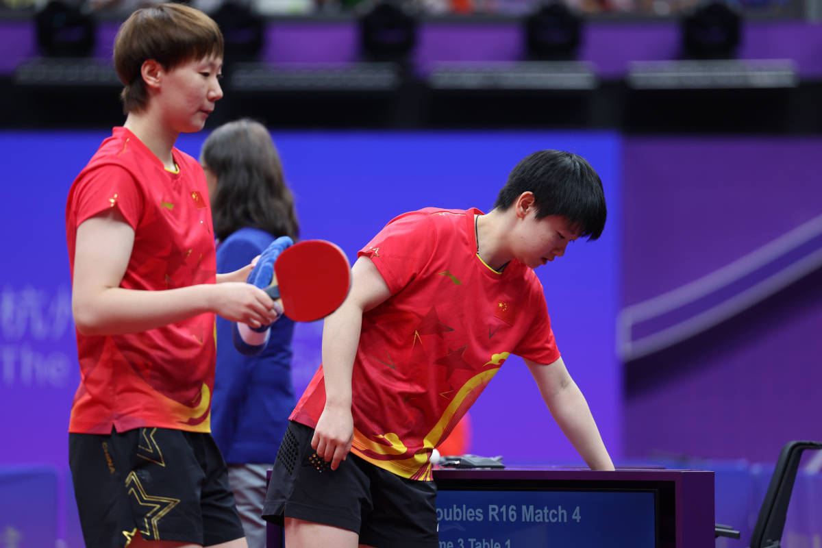 接发球不占优势,孙颖莎和王曼昱被淘汰,张本美和双打进4强_比赛_组合