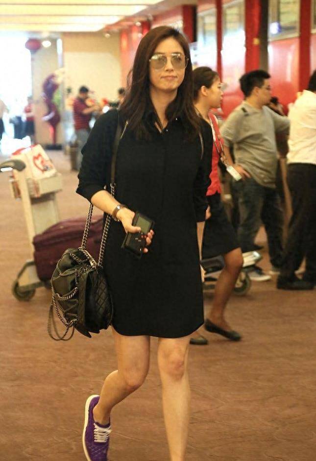 蒋欣在街上穿着短裤,公然露出双腿, 40岁了,还是个少女,一点也不胖