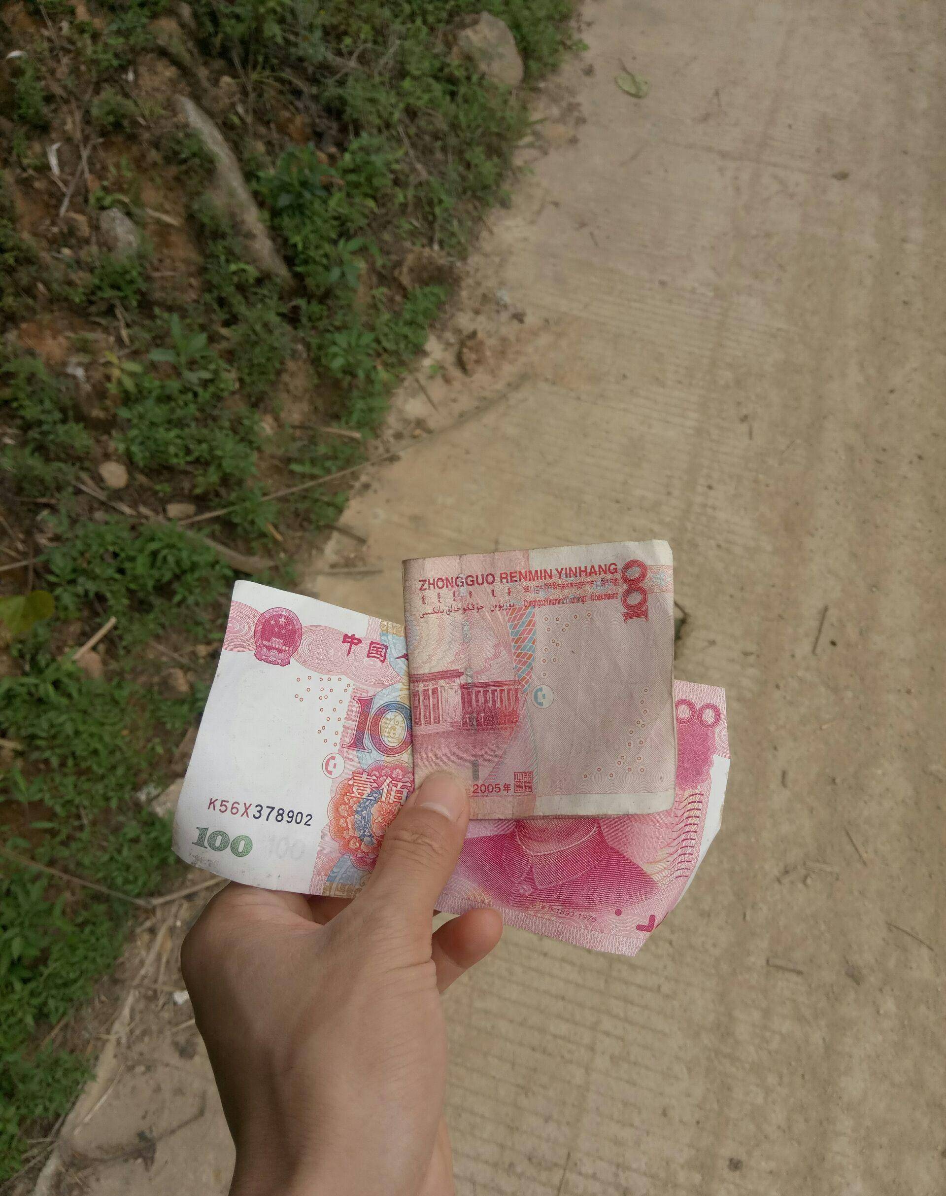 "他来到姐姐的家里,通过一番诉苦善良的姐姐拿出了150元钱,并说道:"