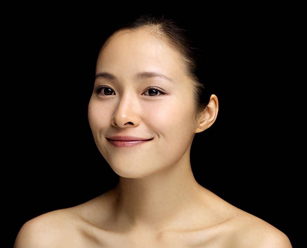 两人经常在片场合作,被认为是娱乐圈的金童玉女.吴镇宇竟然与江一燕