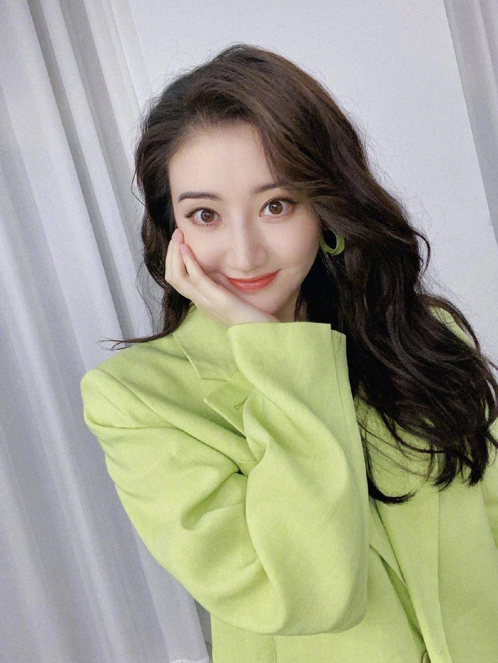 景甜是一位中国女演员,她的演艺生涯充满了挑战和成就.