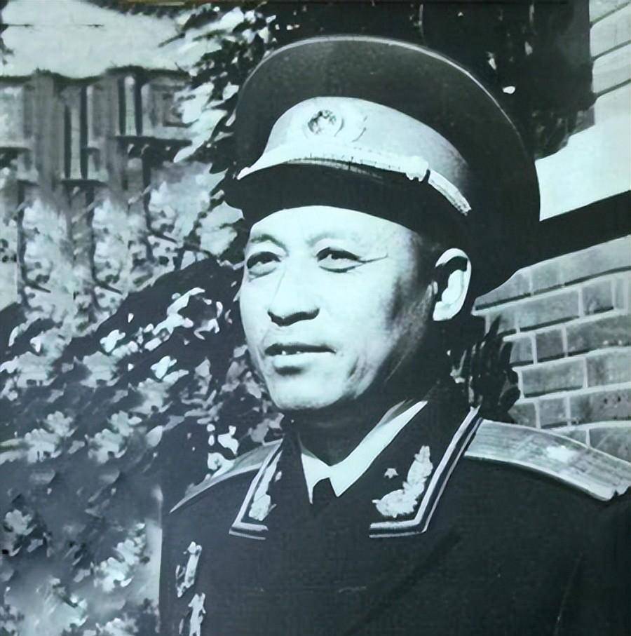 李福泽:曾经拿着学费组军队的富二代,竟落魄到应酬只能喝假酒?