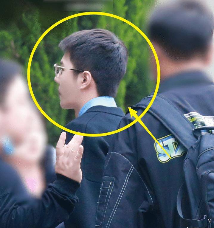 王一博戴眼镜录制好绝,生图曝光后,男助理的颜值却丝毫不输_造型_后脑