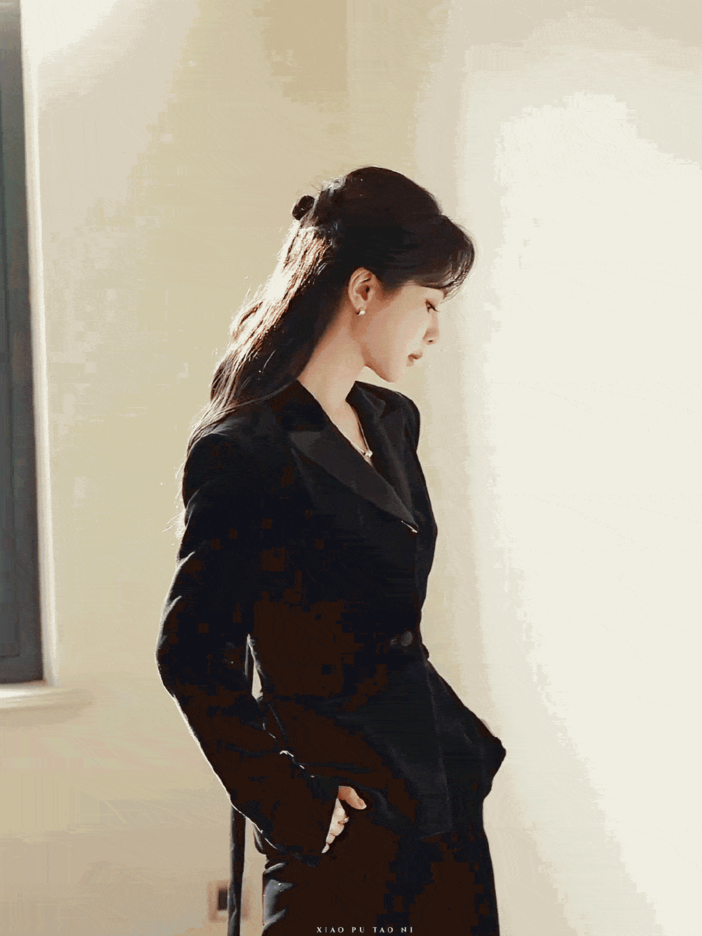 杨紫身穿黑色丝绒套装,显得干练又酷炫,秀出美背,气场强大_观众_背影