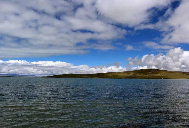 扎陵湖是黄河上游的大淡水湖,又称查灵海,藏语意为白色长湖