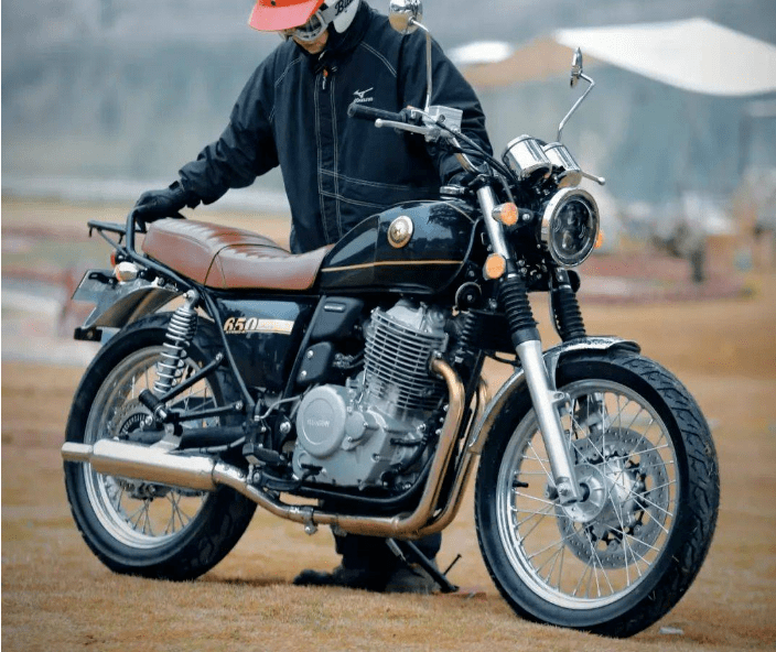 与以往的棍王车型相同,新棍王650的发动机技术仍源自本田,但与cb400ss