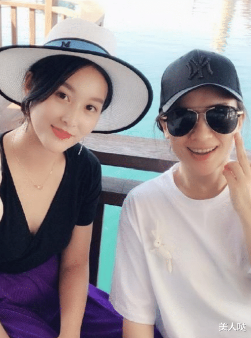 嘎子哥老婆竟是熟悉的她,气质不输女星,背景更强大,国外买游艇高调