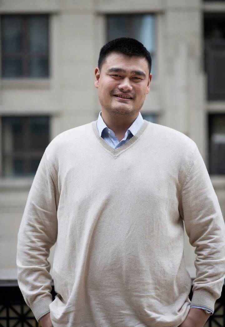 奥尼尔姚明亚运村重逢,双方短暂叙旧,姚明一脸冷漠惹争议_视频_兄弟_1
