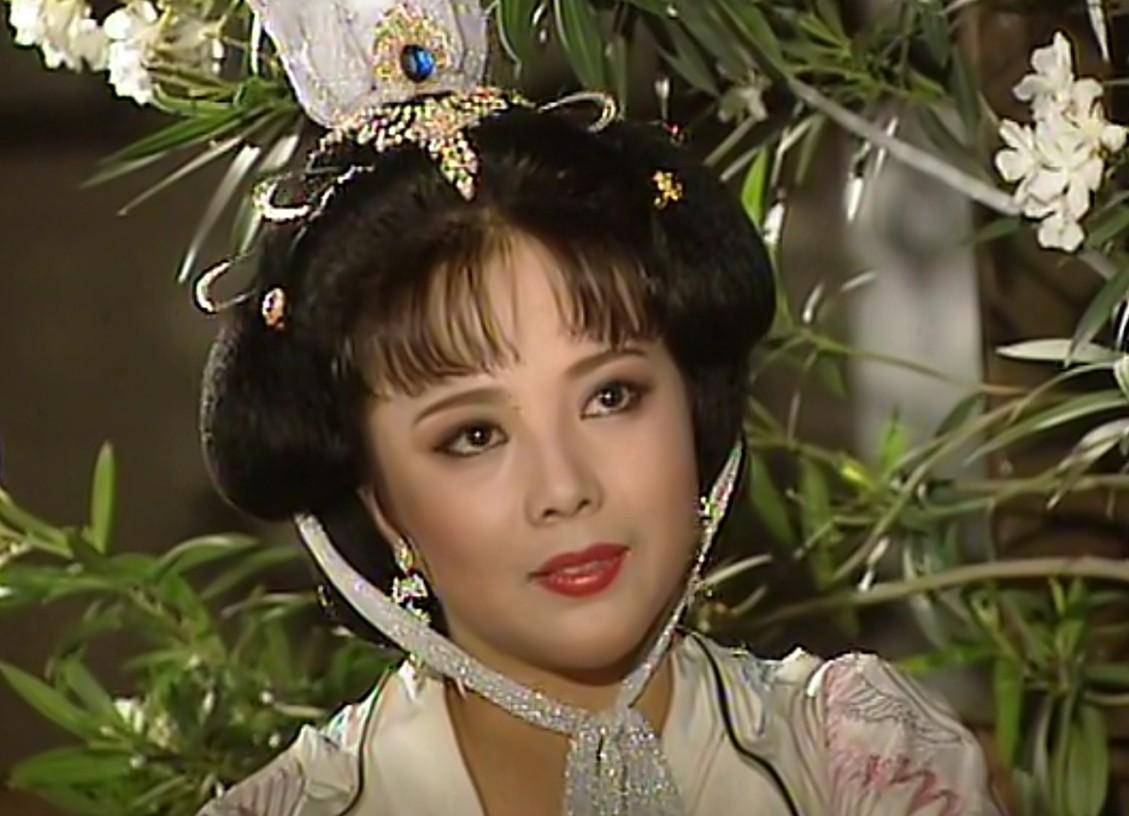 有名的古装美人如萍在这部剧中扮演了上官婉儿一角,这个版本的婉儿