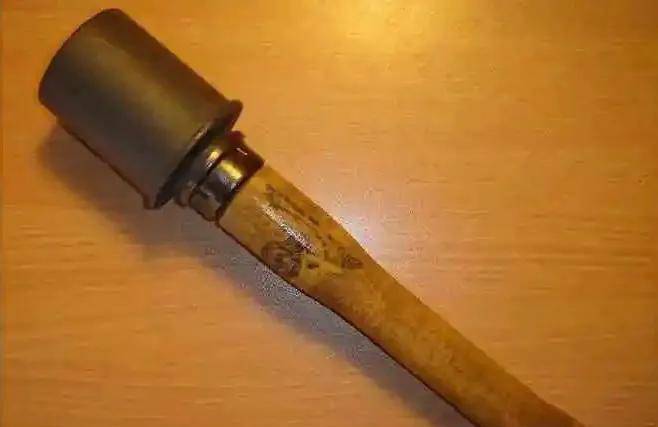 高临下的德军在四面八方向他们开枪,在大厦的内部,苏军不能使用重火力