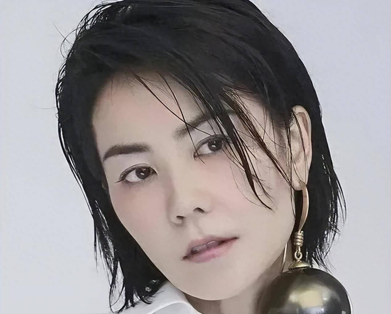 地联想到音乐天后王菲,因此自然而然地引发了对于这个结婚消息的怀疑