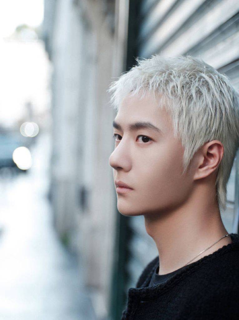 王一博巴黎时装周街拍曝光 白发造型时尚感十足_中国_风格_世界