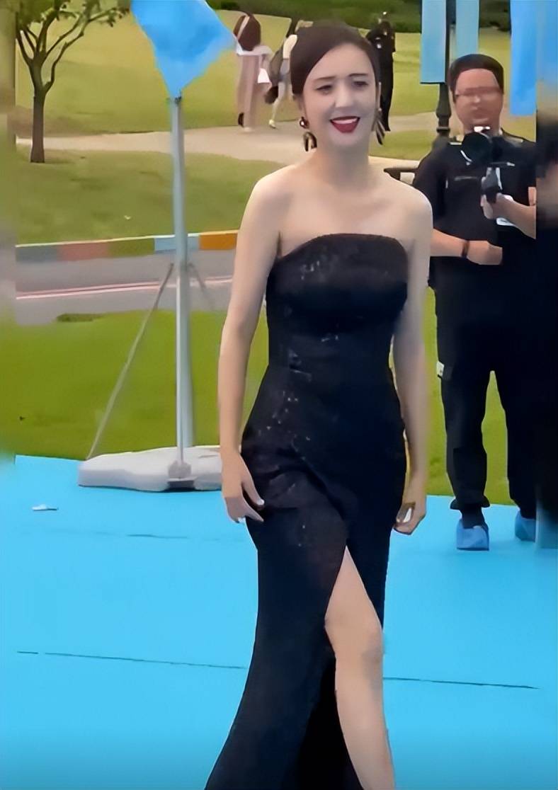 佟丽娅:一袭抹胸礼服优雅地走红毯,真的是太迷人了!_动态_美女_状态