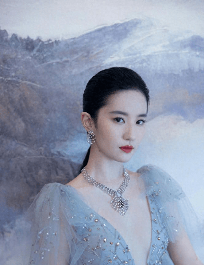 刘亦菲好节俭,拍戏的椅子用了18年,表示:用顺手了真的很好用_作品