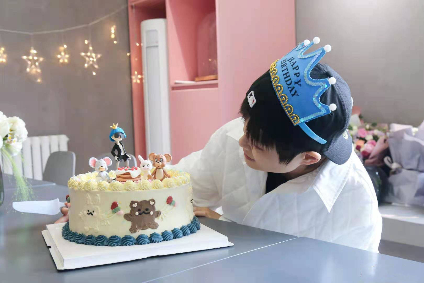 李宇春晒独特生日庆生礼 别出心裁的祝福让人"酒不醉而人自醉"