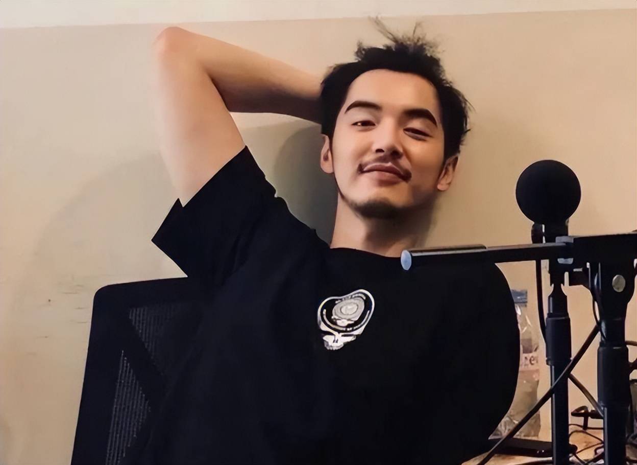 金世佳参加表弟婚礼,经纪人妻子带子现身,3岁儿子正脸曝光随爹_孩子