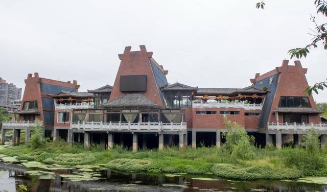 而水西古城的胃口很大,不仅要开发出一座庞大的景区,还要打造一座配套