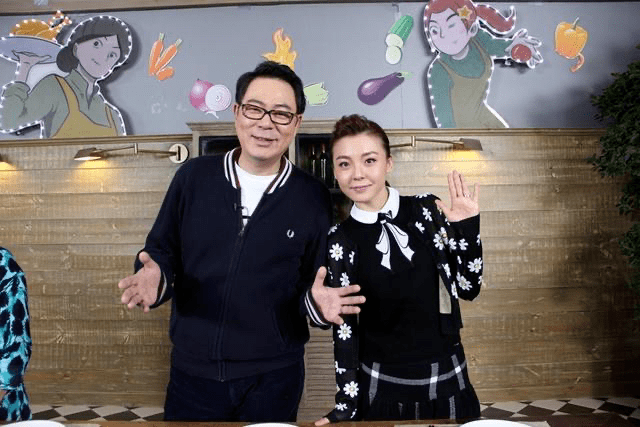 而且他的衣着也很简单,但黑色西装遮不住他肥胖的身体,脸部皮肤很松弛