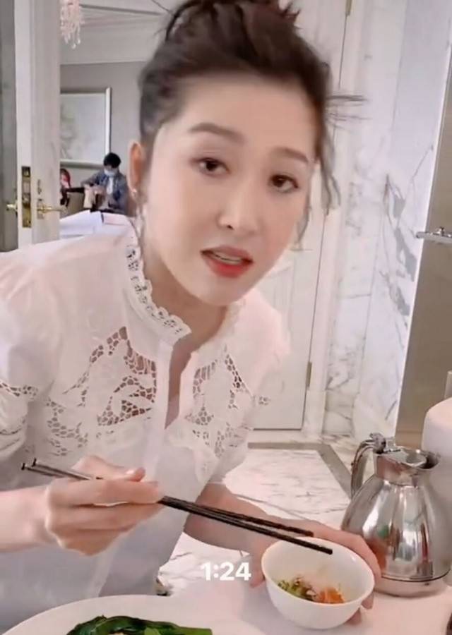 周丽淇吃海南鸡饭,神秘吉他男子出镜,傅程鹏体贴照顾近况周丽淇_儿子