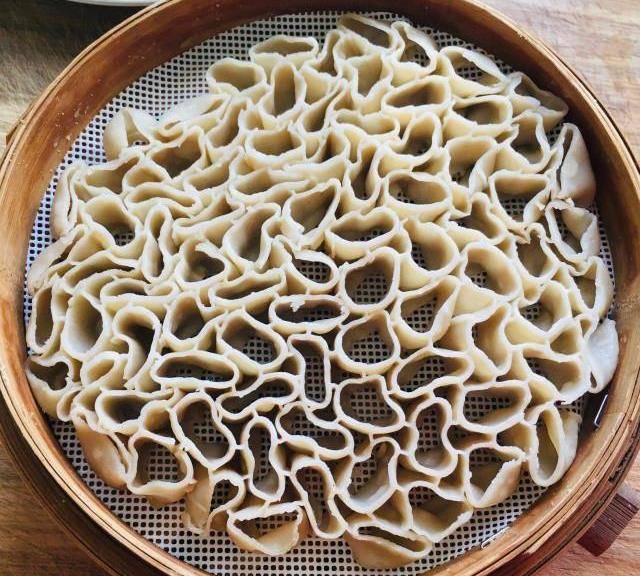做法步骤:原料:莜面卷卷,油泼辣子,蒜瓣,盐,白糖,味精,凉开水,香油.