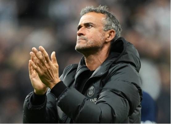 巴黎圣日耳曼队主教练路易斯·恩里克为对手纽卡斯尔队鼓掌.