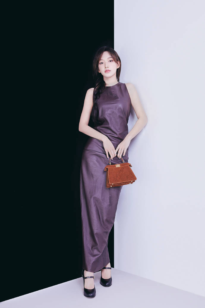 程潇解锁秋天时尚色彩,深紫色连衣长裙引领个性潮流