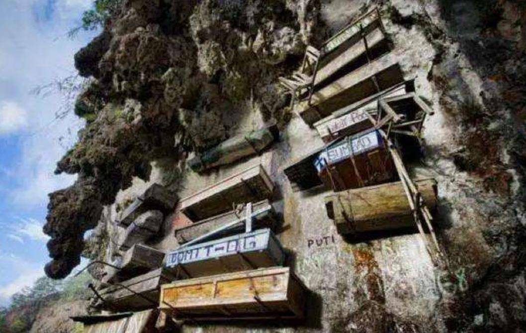 贵州背尸人:以背尸背棺材为生,徒手攀爬悬崖,峭壁