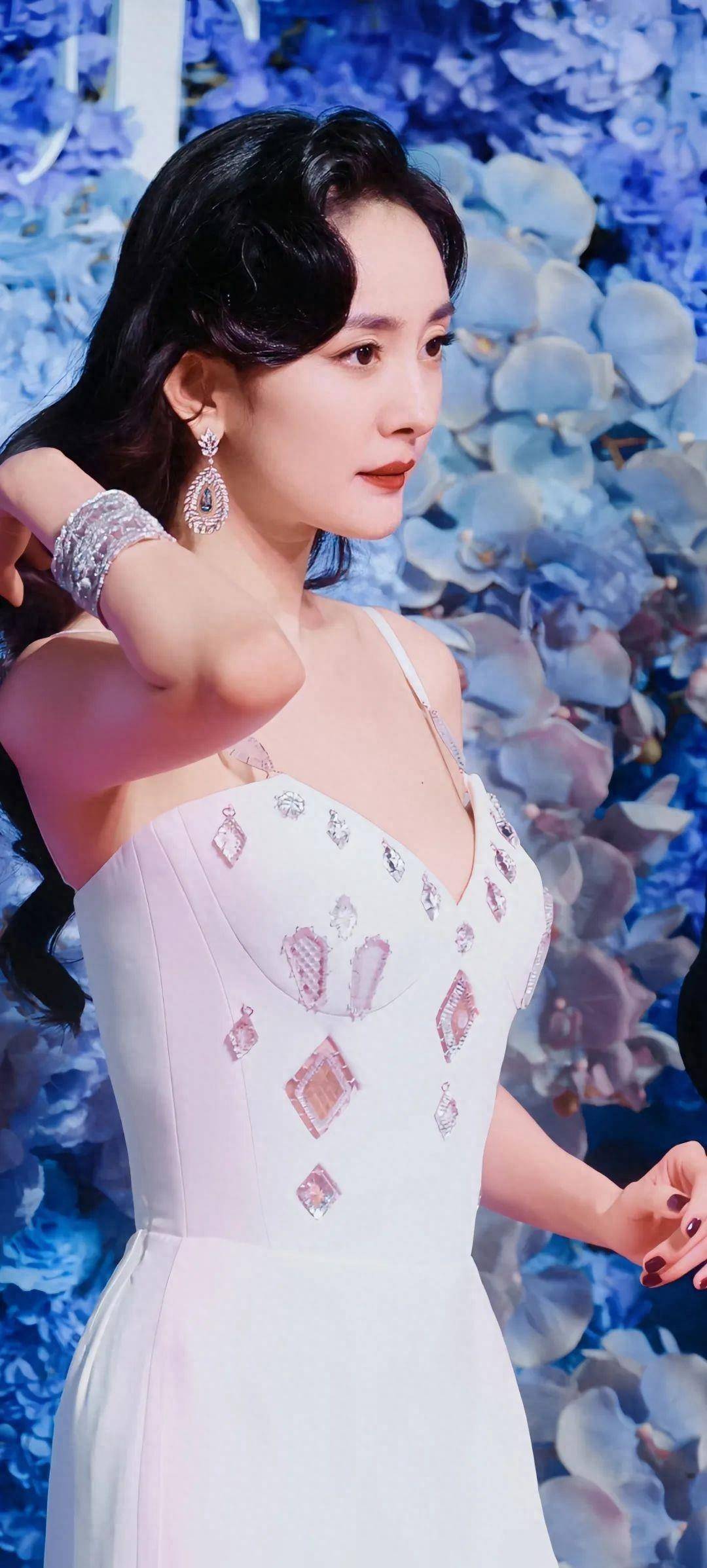 杨幂性感写真,复古白色吊带裙,优雅又明亮,vogue新篇章_身材_造型