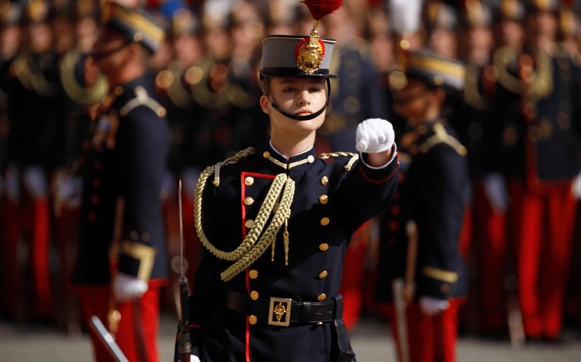 穿军装亲吻西班牙国旗,莱蒂齐亚眼里全是女儿_女王_国王_公主