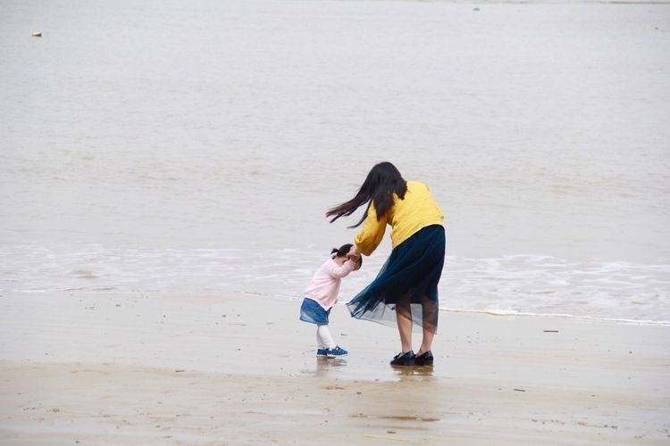上海4岁女童海滩走失,提醒:家长带孩子出去玩,一定远离危险水域
