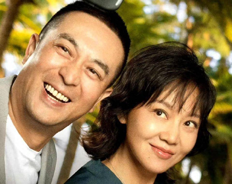 张嘉译的演员之路也是越走越顺,接着又出演了一仆二主》,与闫妮合作