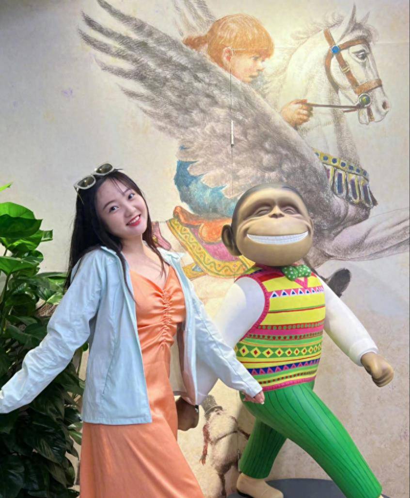 林妙可的审美观本质上还是没变,穿长裙暴露真实身材,现在脸型已经成熟